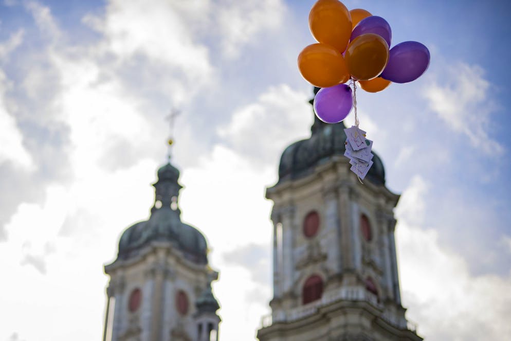 La Suisse pleure. Des enfants libèrent leurs vœux pour les victimes, attachés à des ballons, lors d'une cérémonie commémorative et de la journée nationale de deuil qui a suivi l'incendie meurtrier du bar « Le Constellation » à Crans-Montana, sur la Klosterplatz devant l'abbaye de Saint-Gall, à Saint-Gall, en Suisse, le vendredi 9 janvier 2026.