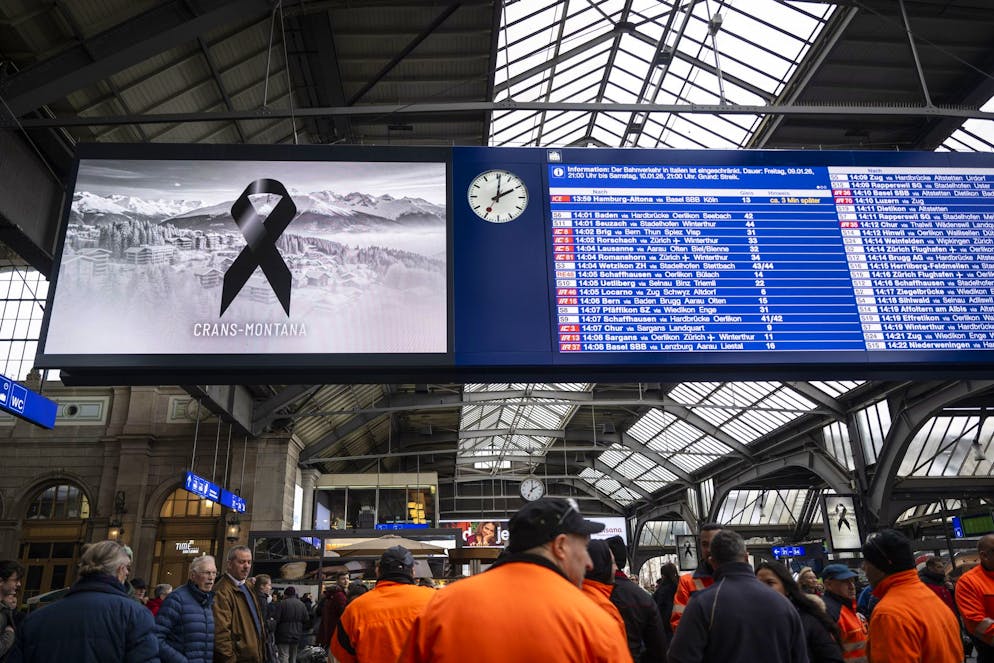 La Suisse pleure. Des personnes observent une minute de silence en mémoire des victimes lors de la journée nationale de deuil qui a suivi l'incendie meurtrier du bar « Le Constellation » à Crans-Montana, à la gare centrale de Zurich, en Suisse, le 9 janvier 2026.