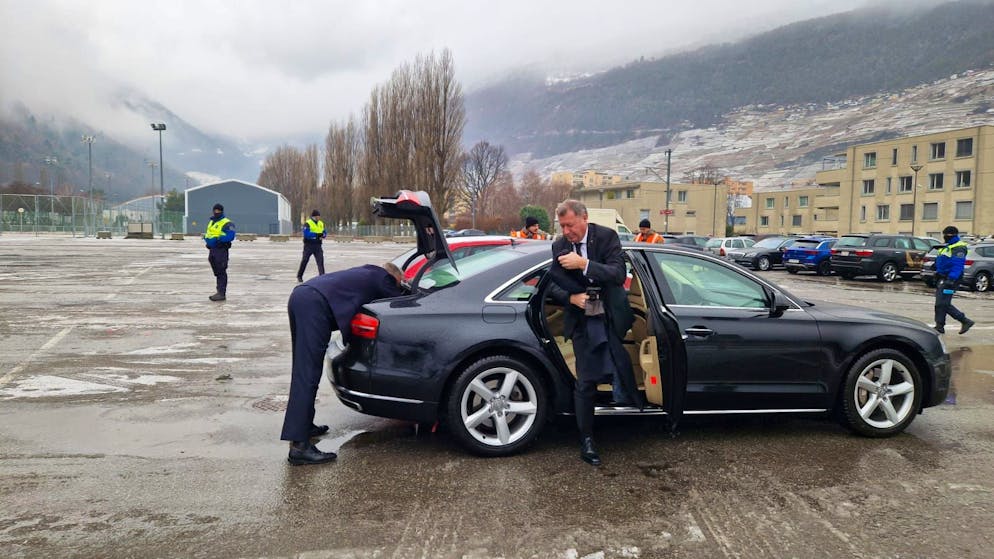 Othmar Fillig steigt aus dem Auto aus.