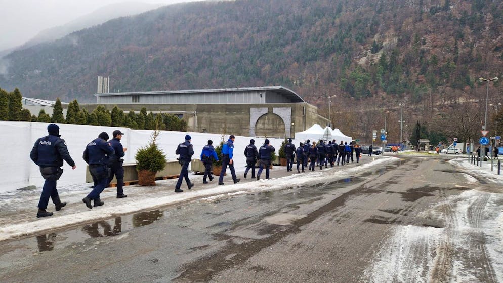 Nationaler Trauertag in Gedenken an die Opfer von Crans-Montana: Die Bilder. Viele Sicherheitskräfte sichern den Ort in Martigny.