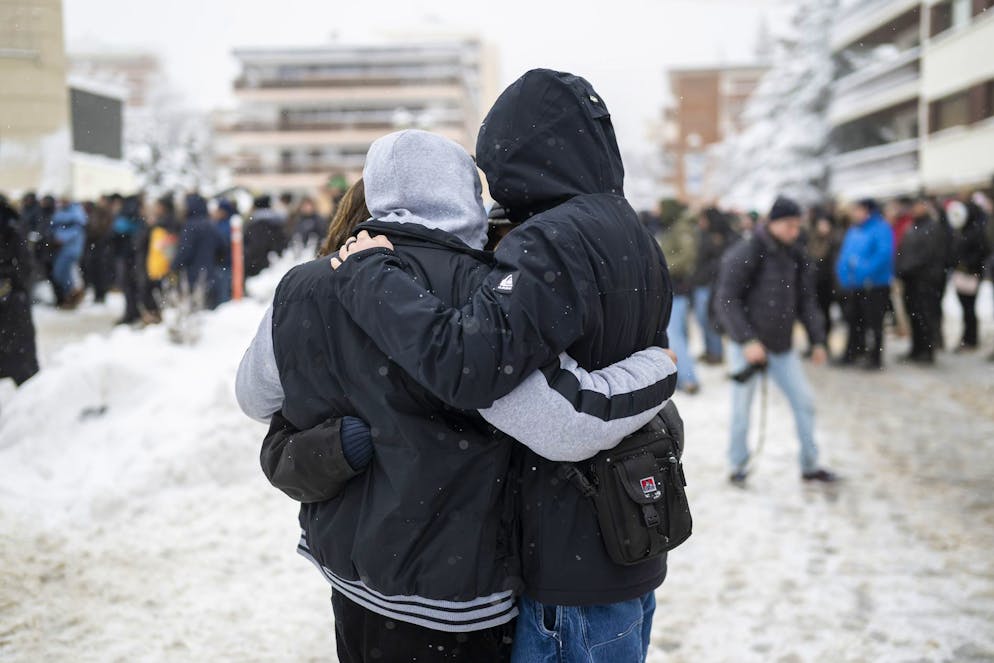 Nationaler Trauertag in Gedenken an die Opfer von Crans-Montana: Die Bilder. Trotz Schneefall und Kälte fanden sich viele Menschen in Crans-Montana ein und verfolgten auf Grossleinwand die Trauerfeier.