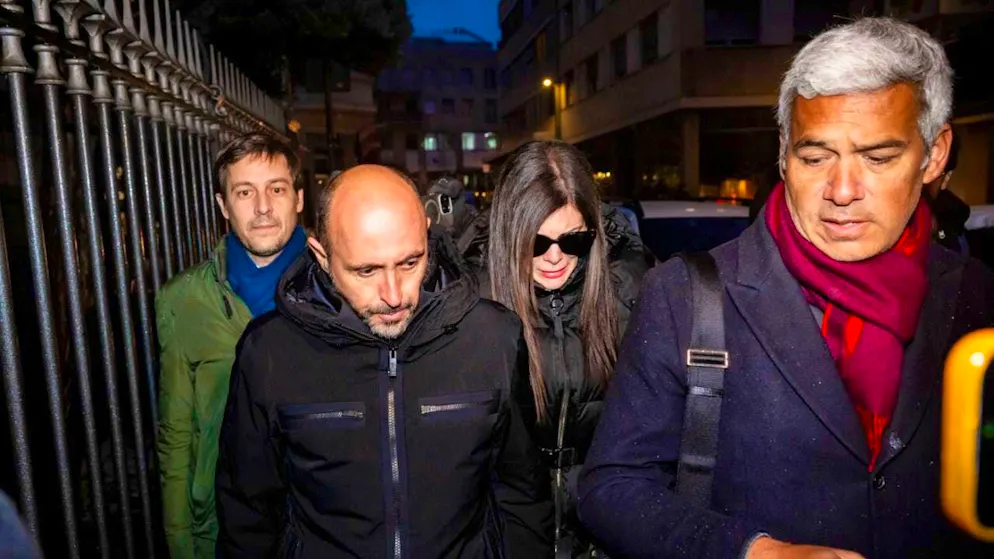 Jacques and Jessica Moretti (center) are accompanied here by their lawyers.