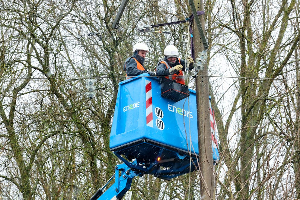 Intempéries. Les employés du fournisseur d'électricité Enedis s'affairent à réparer les lignes électriques endommagées lors de la tempête Goretti à Duisans, dans le nord de la France, le 9 janvier 2026.