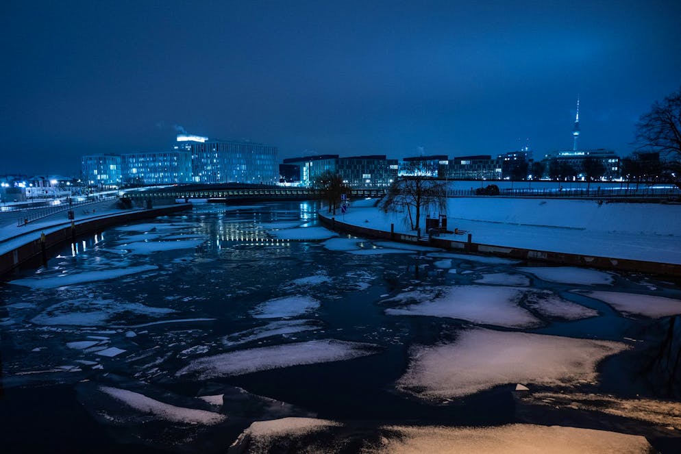 Auf der Spree in Berlin schwimmen verschneite Eisschollen.