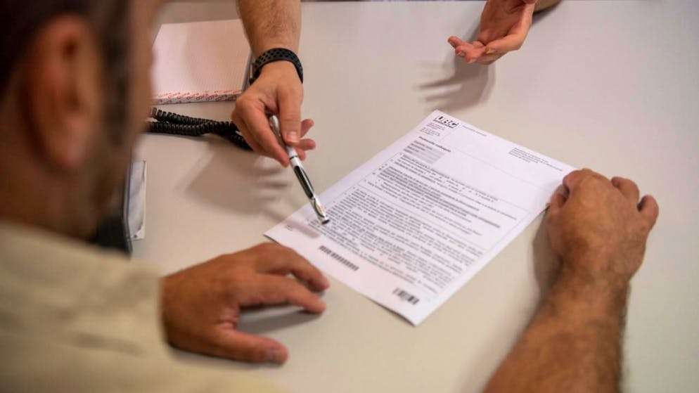 Der seit 2023 beobachtete Trend leicht steigender Arbeitslosenzahlen hat sich laut dem Seco im vergangenen Jahr fortgesetzt: Ein Berater führt ein Beratungsgespräch mit einer arbeitslosen Person im Regionalen Arbeitsvermittlungszentrum Lugano (Archivbild).