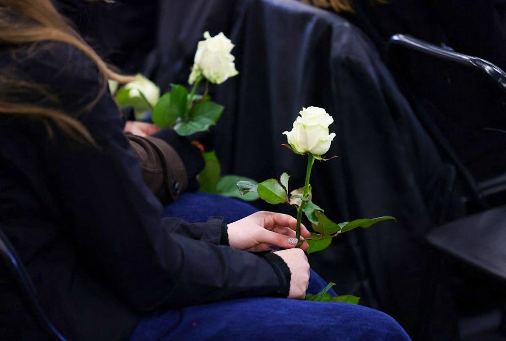 Die Zeremonie endet gegen 15 Uhr mit einer Parade weisser Rosen.
