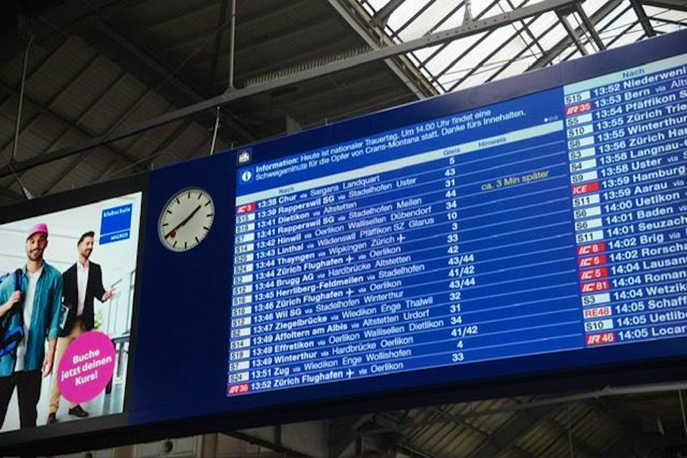 Nationaler Trauertag in Gedenken an die Opfer von Crans-Montana: Die Bilder. An der Hauptanzeigetafel im Zürcher Hauptbahnhof wird auf die Schweigeminute hingewiesen.