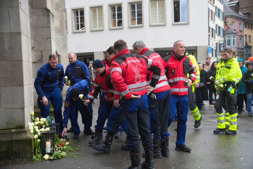 Fraumünster Gedenkanlass Crans-Montana. Rettungskräfte gedenken beim Zürcher Fraumünster den Toten von Crans-Montana. 