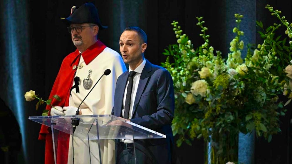 His voice broke during the speech in Martigny in Valais: President of the Valais State Council Mathias Reynard (right).