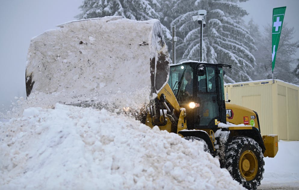Intempéries. Une excavatrice déblaye la neige dans la zone publique de la Coupe du monde de biathlon IBU dans la station d'Oberhof, dans l'est de l'Allemagne, lors d'une journée de course annulée le 9 janvier 2026. (Photo de Tobias SCHWARZ / AFP)