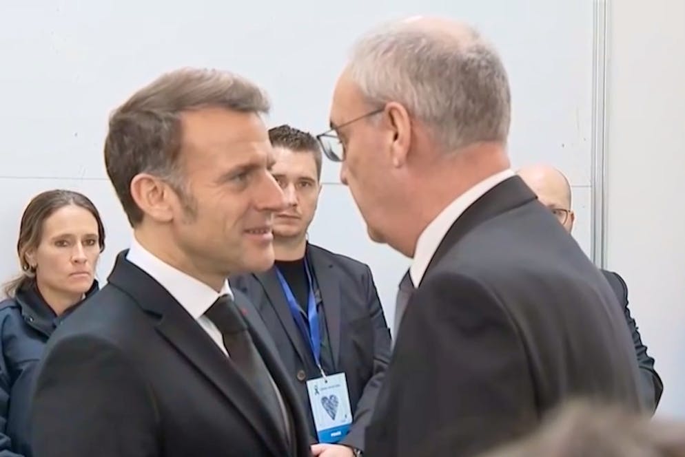Nationaler Trauertag in Gedenken an die Opfer von Crans-Montana: Die Bilder. Frankreichs Staatschef Emmanuel Macron und Bundespräsident Guy Parmelin begrüssen sich in Martigny.
