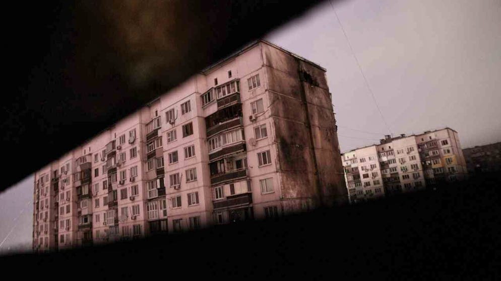 Ein beschädigtes Kiewer Wohnhaus nach einem russischen Angriff. Foto: Evgeniy Maloletka/AP/dpa