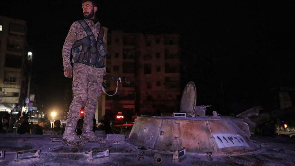 dpatopbilder - Syrische Regierungstruppen übernehmen das Viertel Achrafieh von kurdischen Kämpfern während der anhaltenden Kämpfe, die am Dienstag in einem umkämpften Gebiet der nördlichen Stadt Aleppo ausgebrochen sind. Foto: Omar Albam/AP/dpa