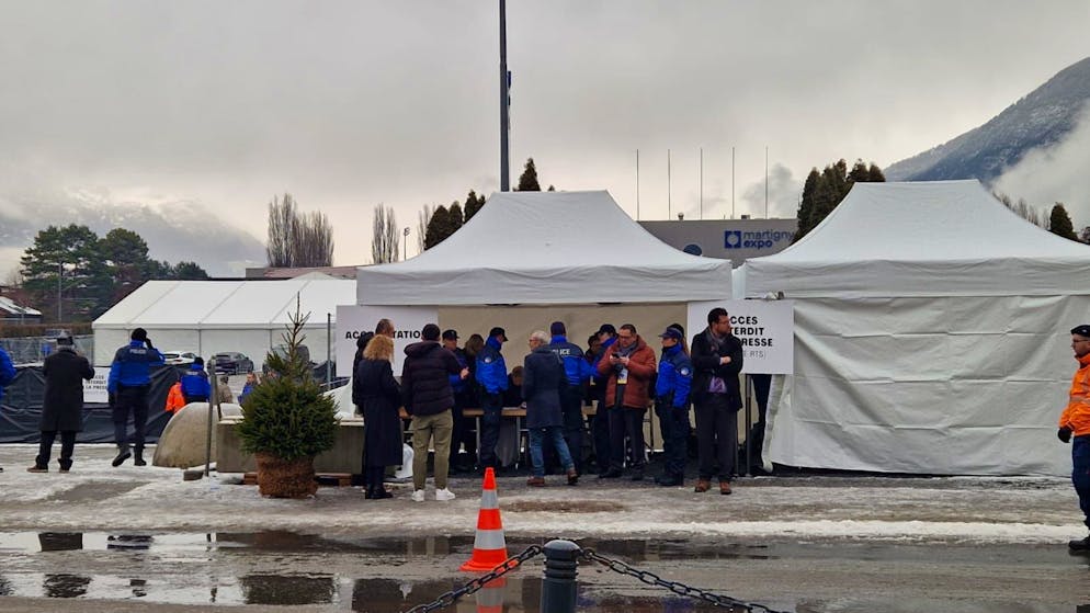 Viele Polizisten um das Cerm in Martigny.