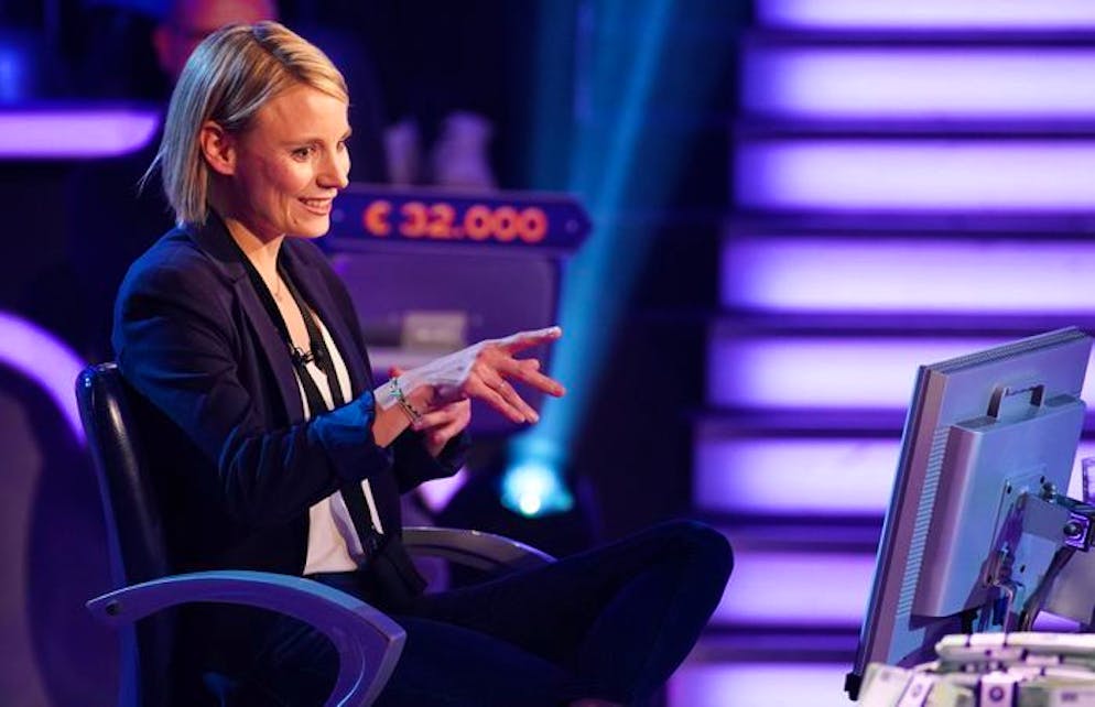 «WWM»: «Pechvogel»-Kandidatin stürzt bei WWM zum zweiten Mal ab. Anna-Lena Spanier aus Schwabering in Bayern war in der Donnerstagsfolge des 3-Millionen-Euro-Specials von 32'000 Euro auf 500 Euro geplumpst. Insofern hatte die Grundschullehrerin im Finale im Vergleich zu den anderen Kandidaten am wenigsten zu verlieren. Für die verpassten 32'000 Euro reichte es nicht, aber immerhin für 10'000.