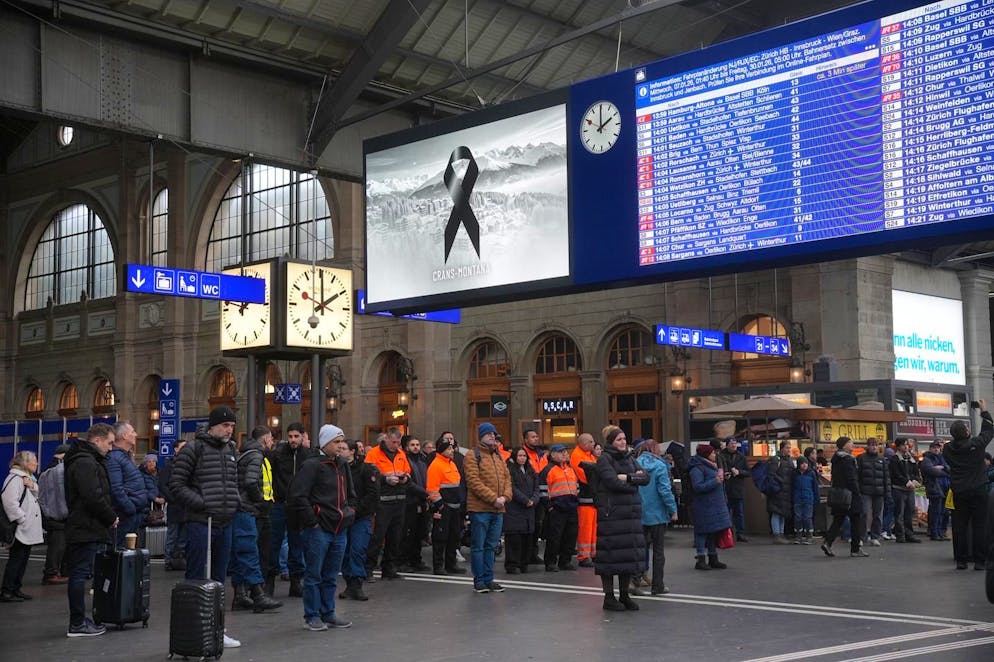 Nationaler Trauertag in Gedenken an die Opfer von Crans-Montana: Die Bilder. Während der Schweigeminute um 14 Uhr steht praktisch die ganze Bahnhofshalle still. Einer der vielen eindrücklichen Momente an diesem nationalen Trauertag.