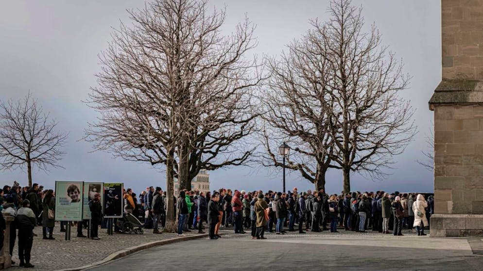 Comme la cathédrale de Lausanne affichait complet, quelques centaines de personnes ont observé la minute de silence sur son esplanade avant de se dissiper.