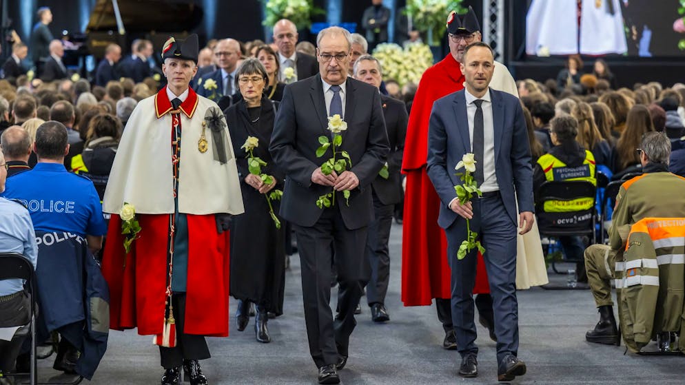 La cronaca della cerimonia. Una parata di rose bianche in onore delle vittime dell'inferno di Crans-Montana