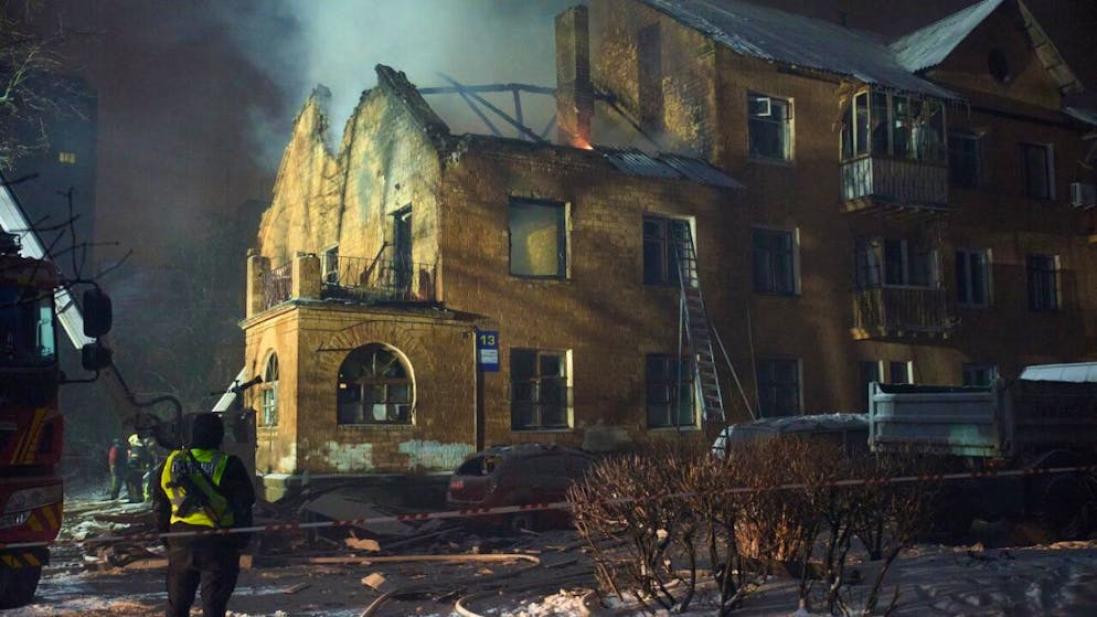 Un edificio residenziale a Kiev, colpito dagli attacchi.