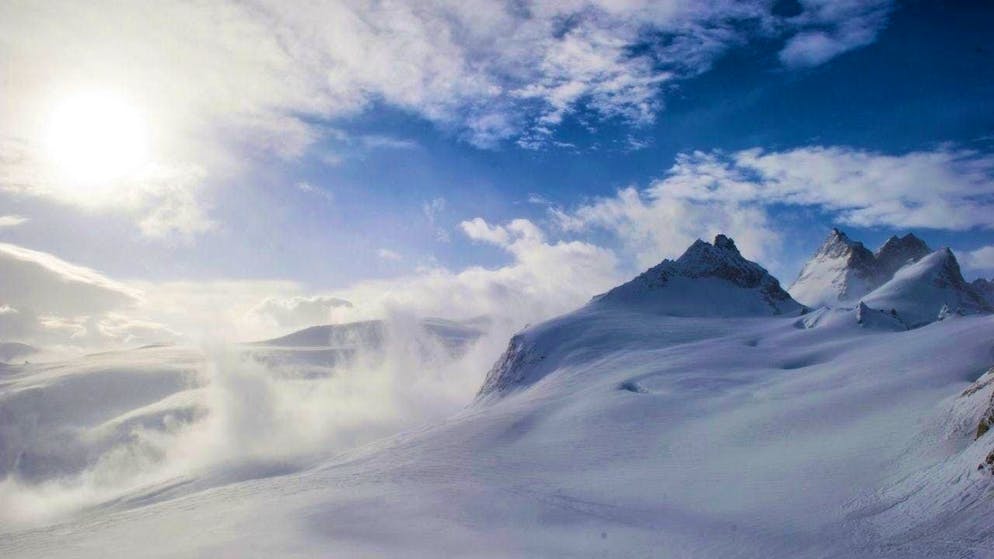 The WSL Institute for Snow and Avalanche Research SLF issues a warning for Valais and the eastern northern slopes of the Alps with the second-highest avalanche danger level.