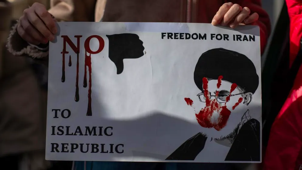 Auf dem Callao-Platz haben iranische Einwohner in Madrid und die Vereinigung «Frauen, Leben und Freiheit» eine Kundgebung organisiert, um die Verschärfung der Repressionen des Islamischen Staates gegen die iranische Bevölkerung in den letzten Wochen anzuprangern. Foto: David Canales/SOPA Images via ZUMA Press Wire/dpa