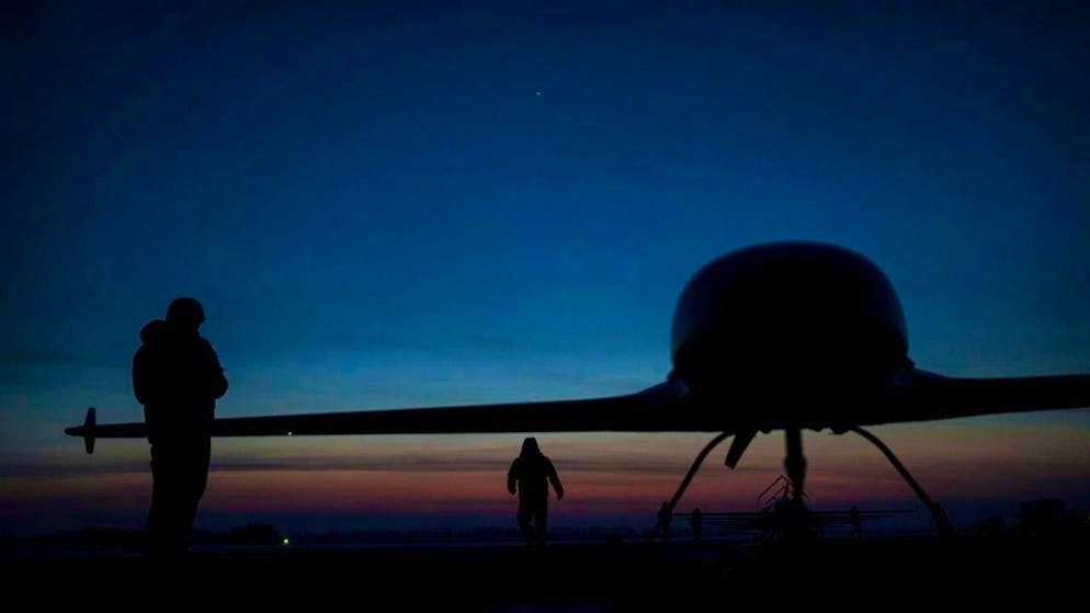 ARCHIVE - Soldiers prepare to launch a long-range drone (archive photo). Photo: Evgeniy Maloletka/AP/dpa