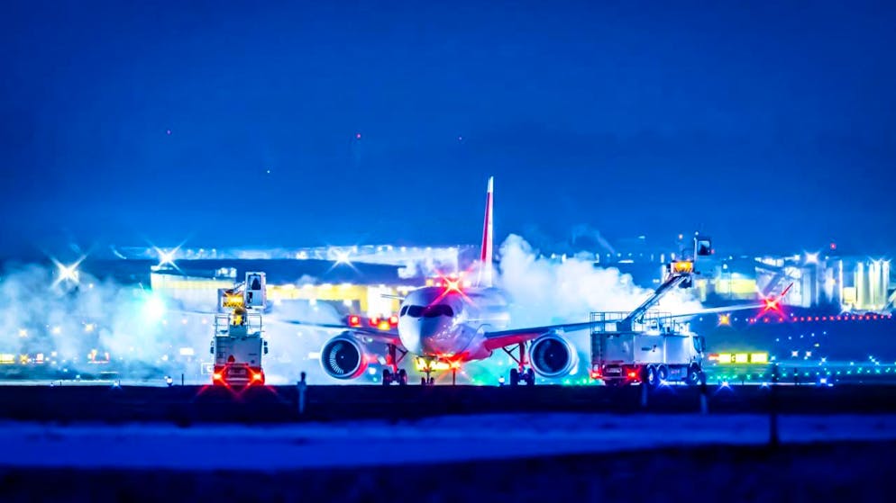Die Swiss hat wetterbedingt weitere Flüge streichen müssen. (Im Bild: Flugzeug der Swiss bei der Enteisung am Flughafen Zürich-Kloten)
