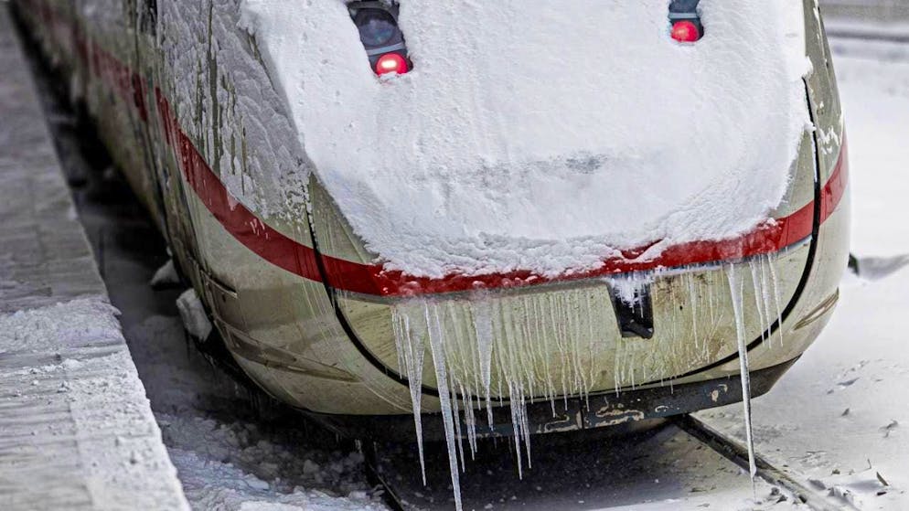 An ICE train stands with long icicles in the snow-covered main station. There are still restrictions on rail traffic in the north after storm Elli. Photo: Moritz Frankenberg/dpa