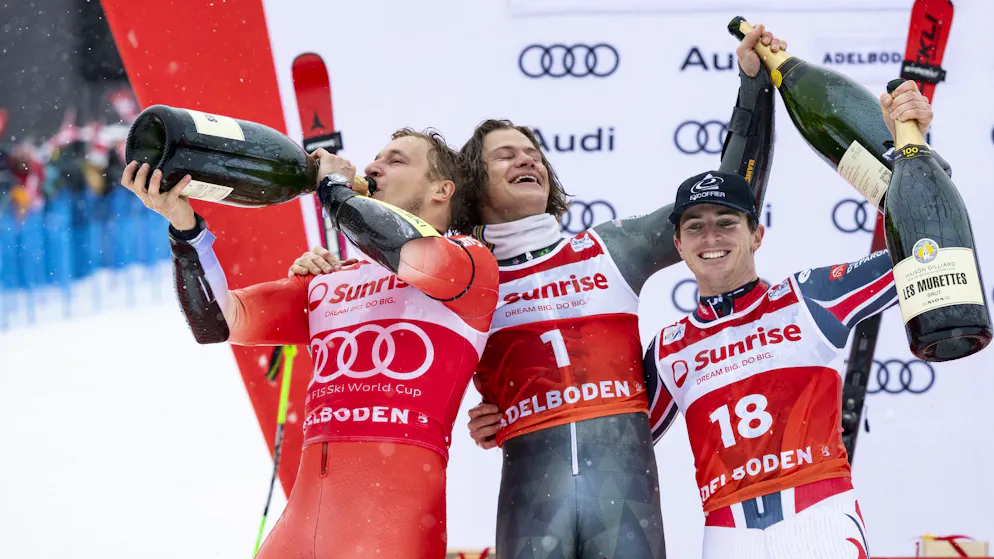 Lucas Pinheiro Braathen (Mitte) feiert erleichtert mit Marco Odermatt und Léo Anguenot.