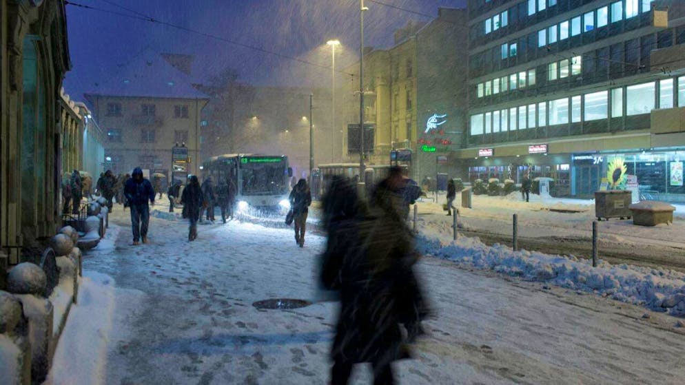 A Zurigo la neve ferma tutti i bus dei trasporti pubblici. (foto d'archivio)