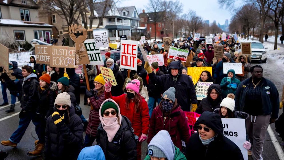 Malgré une température fraîche, des milliers de personnes se sont rassemblées à Minneapolis pour protester contre la mort d'une femme abattue par un agent de l'ICE.