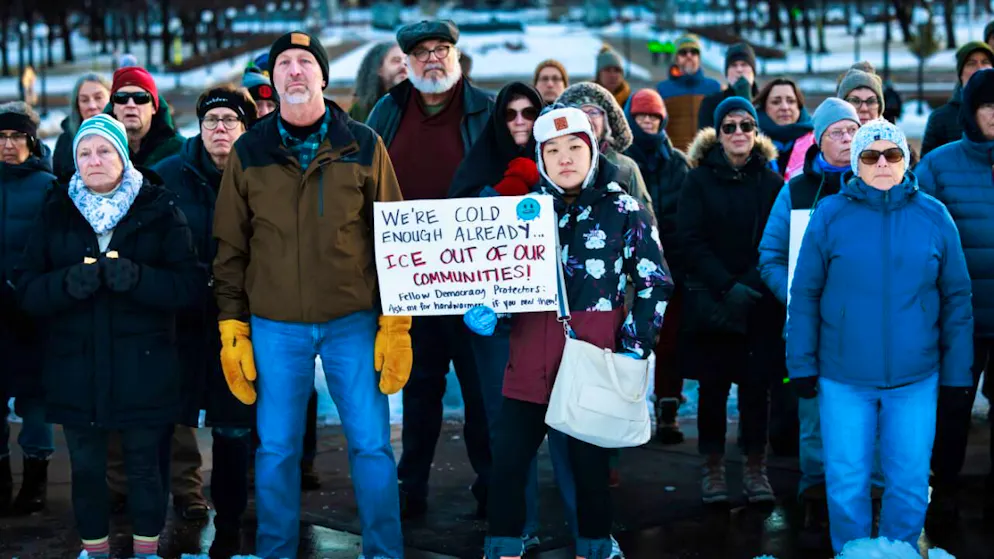 dpatopbilder - Mitglieder der Gemeinde stehen während einer Mahnwache zu Ehren einer Frau, die von einem ICE-Beamten in Minneapolis erschossen wurde, vor dem Minnesota State Capitol zusammen. Foto: Kerem Yücel/Minnesota Public Radio/AP/dpa