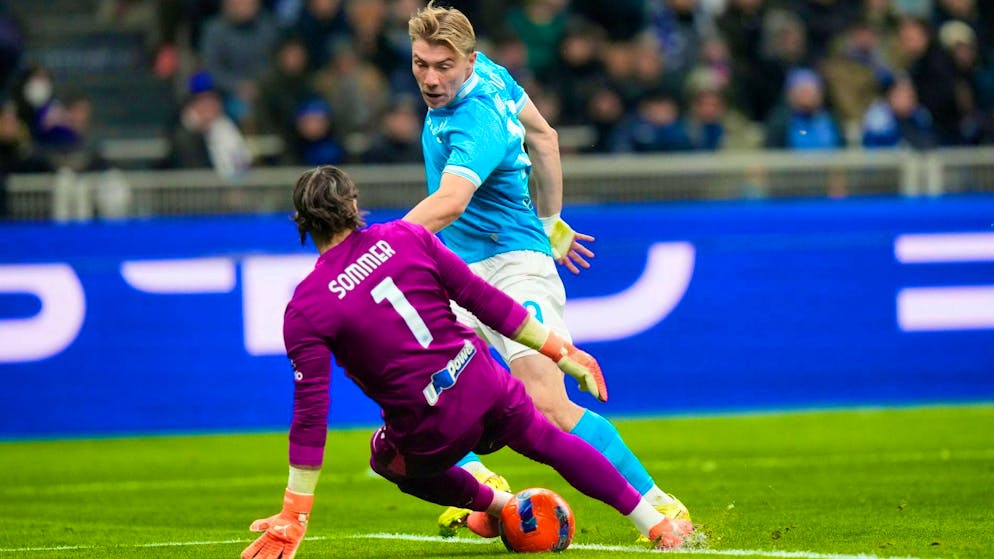 Inter goalie Yann Sommer in a duel with Napoli striker Rasmus Hojlund.