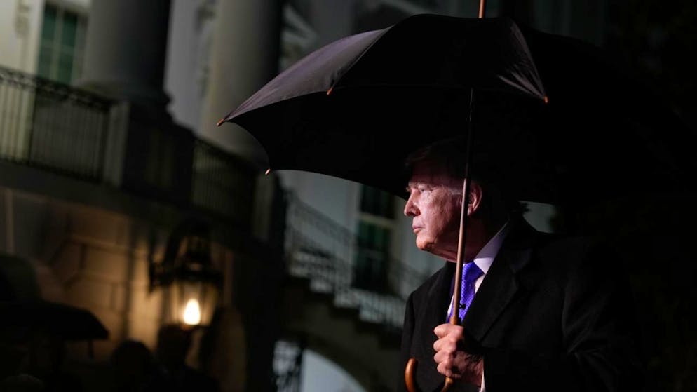 dpatopbilder - US-Präsident Donald Trump spricht mit Reportern, bevor er mit Marine One vom South Lawn des Weißen Hauses abfliegt. Foto: Alex Brandon/AP/dpa