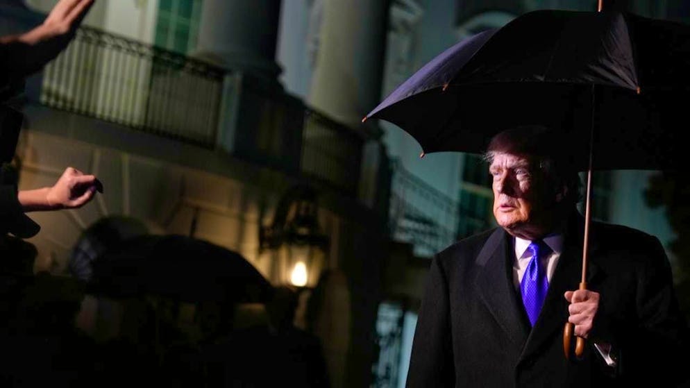 US President Donald Trump speaks to reporters before taking off from the South Lawn of the White House on Marine One. Photo: Alex Brandon/AP/dpa