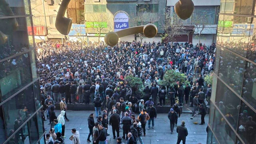 ARCHIV - Demonstranten demonstrieren gegen die schlechten wirtschaftlichen Bedingungen in Teheran. Foto: Social Media/ZUMA Press Wire/dpa