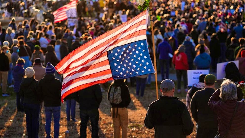 dpatopbilder - Protesters gather during a rally for a woman who was shot by an ICE officer in Minneapolis. Photo: Charlie Riedel/AP/dpa
