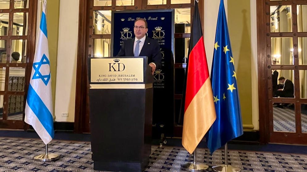 Bundesinnenminister Alexander Dobrindt (CSU) spricht bei einer Pressekonferenz im Hotel King David. Er unterzeichnete mit dem israelischen Ministerpräsidenten B. Netanjahu einen Cyber- und Sicherheitspakt. Foto: Cindy Riechau/dpa