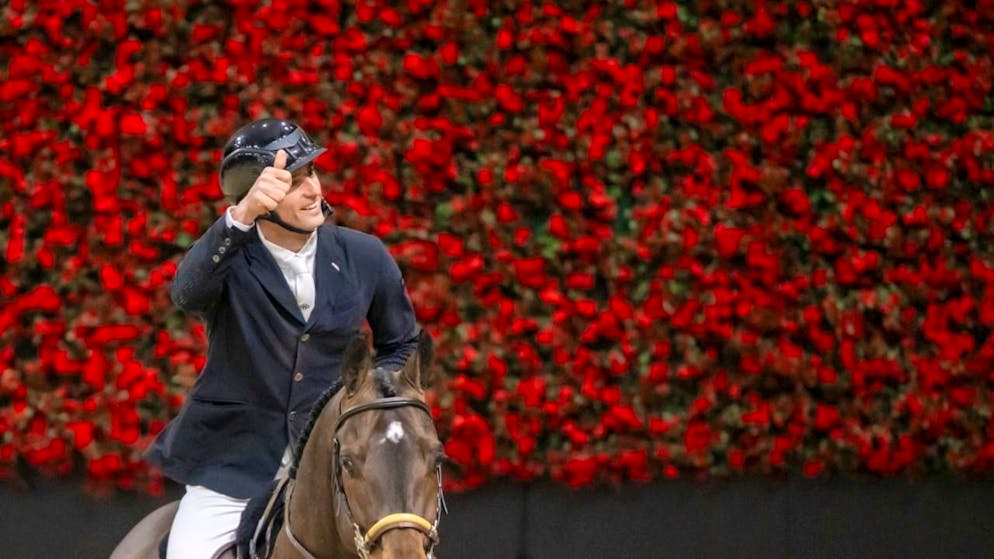 Daumen hoch: Richard Vogel siegt im Sattel von United Touch bei der Weltcup-Prüfung in Basel