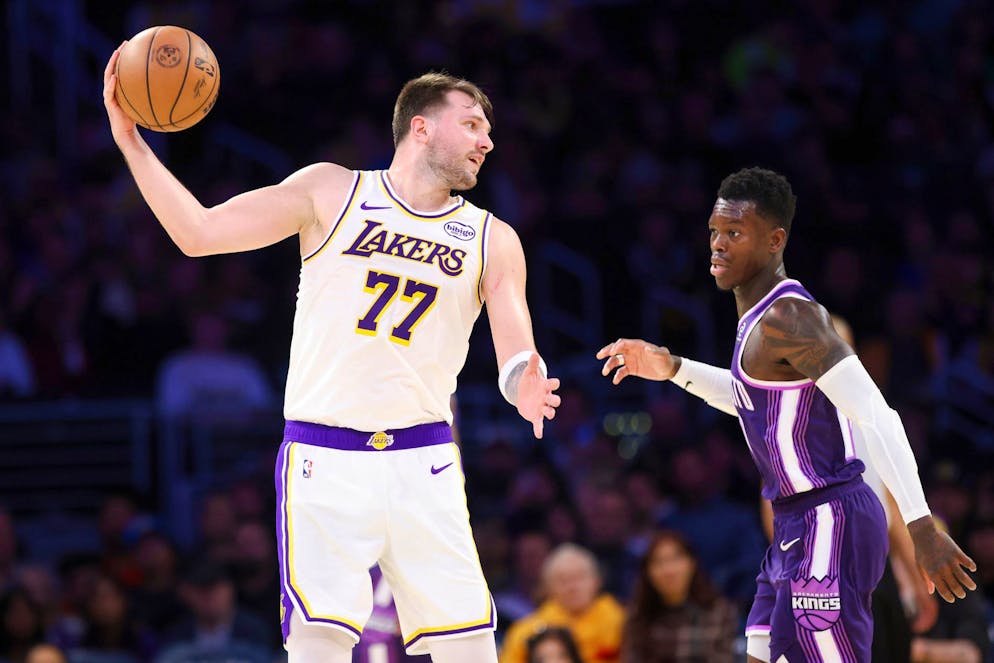 Luka Dončić (77) avec le ballon face à Dennis Schröder lors de la rencontre entre les Lakers et les Kings.