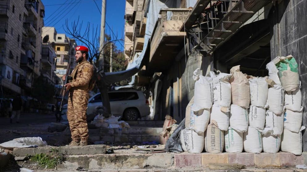 Ein syrischer Militärpolizist steht auf einer Straße in Aleppo Wache. Foto: Omar Albam/AP/dpa