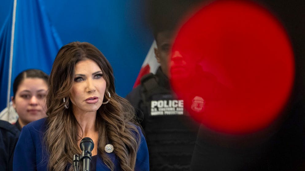 Kündigt die Entsendung Hunderter weiterer Bundesbeamter nach Minneapolis an – Kristi Noem, Chefin des US-Ministeriums für Inlandsicherheit. (Archivbild)
