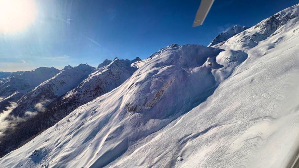 Ein Snowboarder ist am Sonntag im Lötschental von einer Lawine mitgerissen worden. Er konnte verletzt geborgen werden.