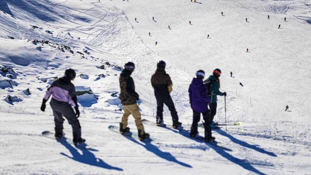 Ogni anno quasi 62.000 svizzeri si infortunano sciando o facendo snowboard. In un caso su cinque, l'incidente comporta almeno un mese di assenza dal lavoro (foto illustrazione).