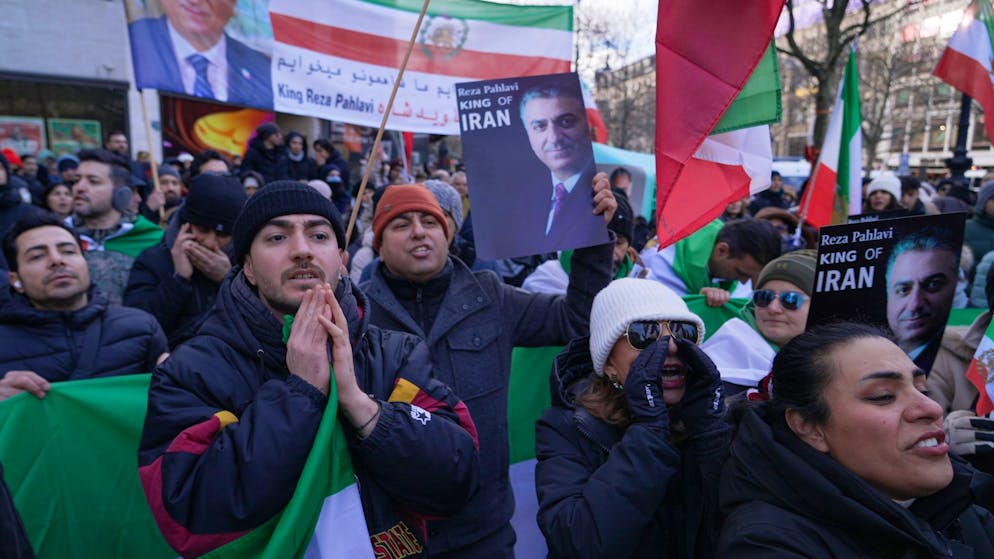 Iran: Kein Ende der Proteste in Sicht – Sorge vor Ausweitung - Gallery. Aus Solidarität mit den Demonstranten im Iran gingen auch in Berlin und Frankfurt am Main Menschen auf die Strasse.