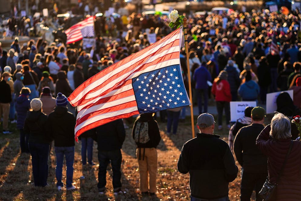 Weht die Fahne verkehrt herum, gilt das als Notsignal: Dieses Gedenken an Renee Good fand gestern in Kansas City im Bundesstaat Montana statt.