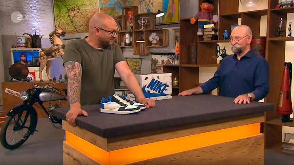 Echter Trödel oder falscher Tand? Die spektakulärsten Fälschungen bei «Bares für Rares». Was wohl ein Paar Turnschuhe bei «Bares für Rares» zu suchen hatte? Tatsächlich gar nichts, denn Experte Sven Deutschmanek nahm das vermeintliche Sammlerstück ganz schön auseinander.