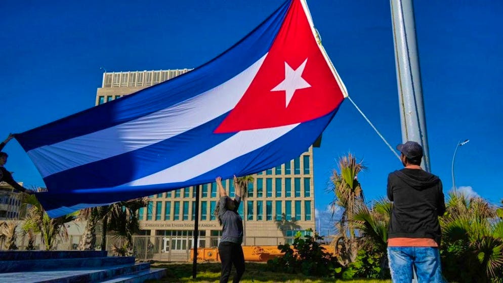 Workers raise the Cuban flag at half-mast at the Anti-Imperialist Tribune near the US Embassy in memory of the Cubans who died two days earlier in Caracas, Venezuela, during the capture of Venezuelan President Maduro by US forces. Photo: Ramon Espinosa/AP/dpa