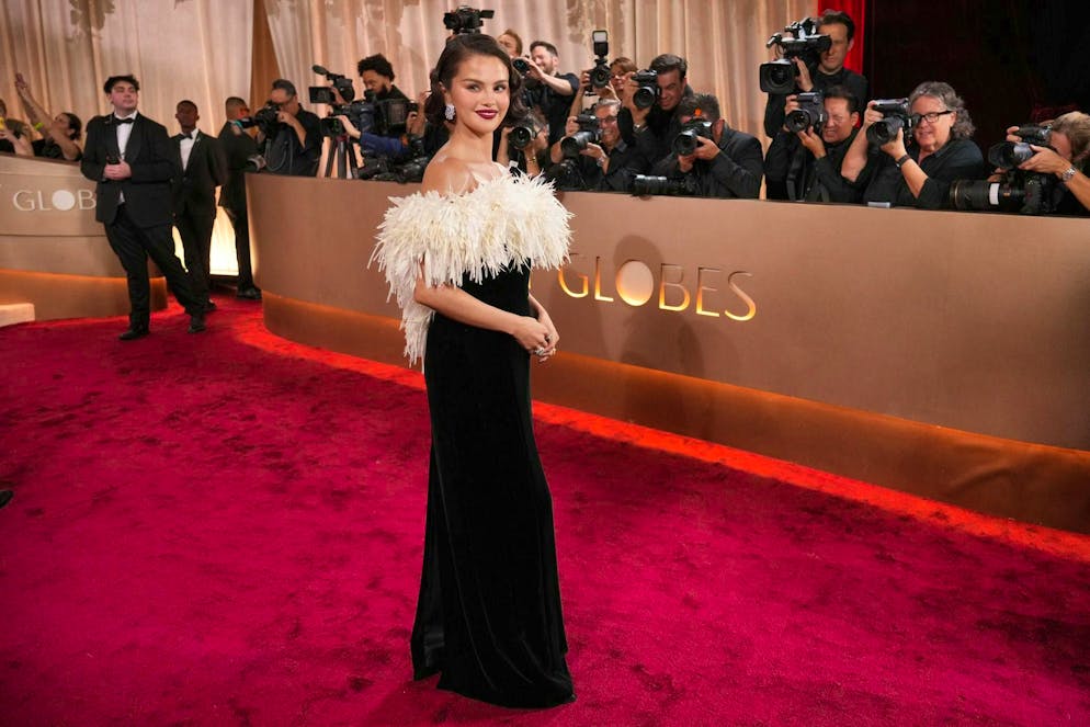 Selena Gomez caused quite a stir with her dress by Chanel, inspired by the golden age of Hollywood.