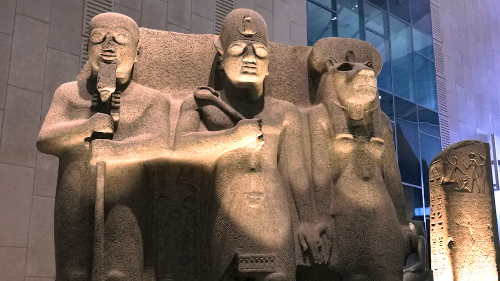 Ramses II. zwischen Ptah, dem Schöpfer- und Handwerksgott, und der Löwengöttin Sachmet, Göttin von Krieg und Heilung.